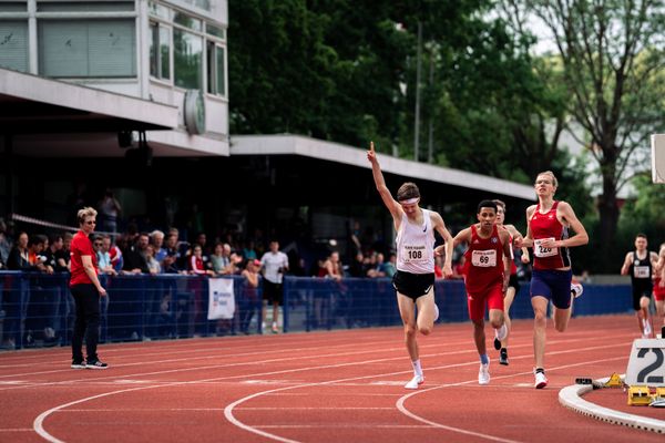 Tom Schroeder (LG Wedel-Pinneberg), Christian Amanuel-Tekeste (Hamburger SV), Philipp Tabert (VfL Eintracht Hannover) beim Zieleinlauf nach 800m am 14.05.2022 beim Nationalen Leichtathletik-Meeting im Erika-Fisch-Stadion in Hannover